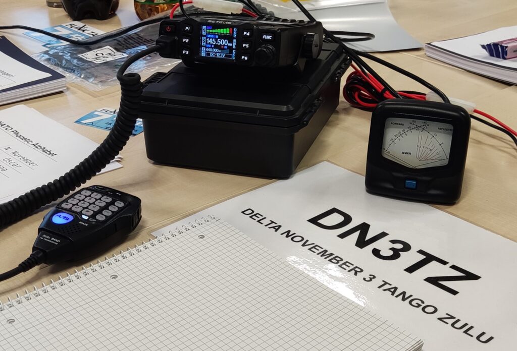 Das Bild zeigt eine mobile Amateurfunkstation für 145.5 MHz und dem Ausbildungsrufzeichen DN3TZ