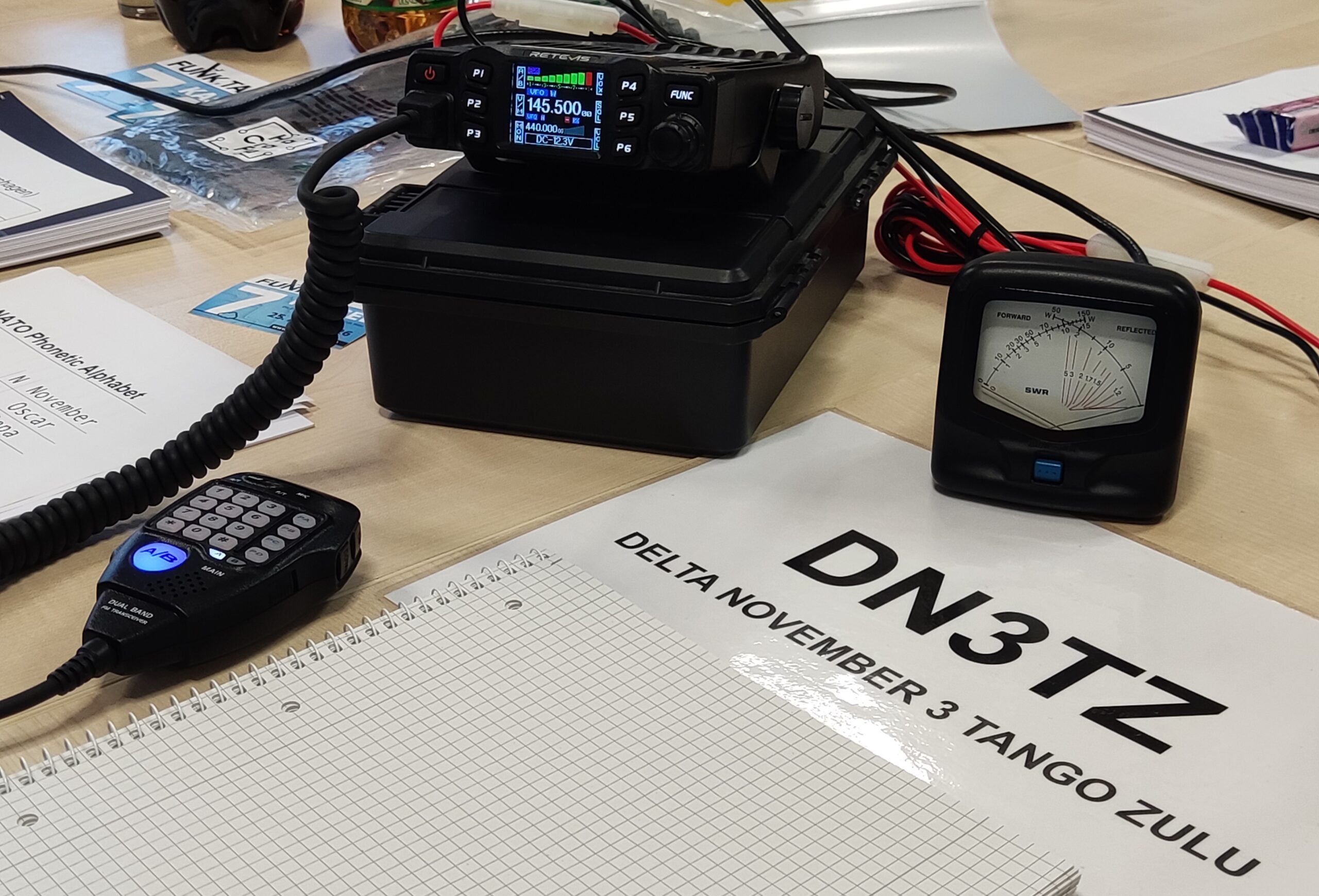 Das Bild zeigt eine mobile Amateurfunkstation für 145.5 MHz und dem Ausbildungsrufzeichen DN3TZ